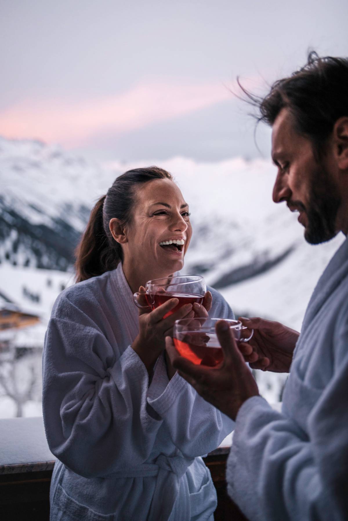 SKI | GOLF | WELLNESS Hotel Riml in Obergurgl-Hochgurgl – Paar im Bademantel mit Tee auf Balkon | Wellnesshotel Tirol