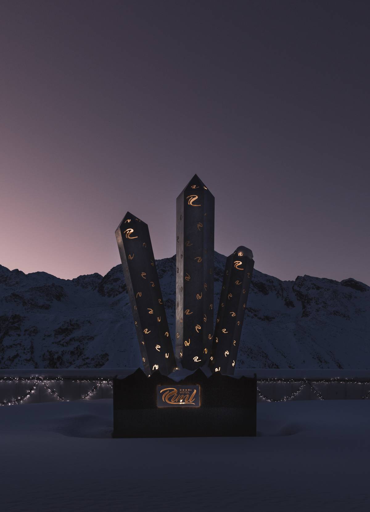 SKI | GOLF | WELLNESS Hotel Riml in Obergurgl-Hochgurgl – Beleuchtetes Logo im Schnee bei Dämmerung | Wellnesshotel Tirol