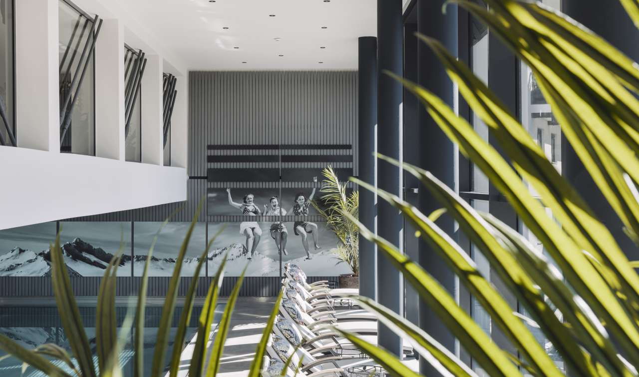 SKI | GOLF | WELLNESS Hotel Riml in Obergurgl-Hochgurgl – Heller Innenpoolbereich mit Liegestühlen | Wellnesshotel Tirol