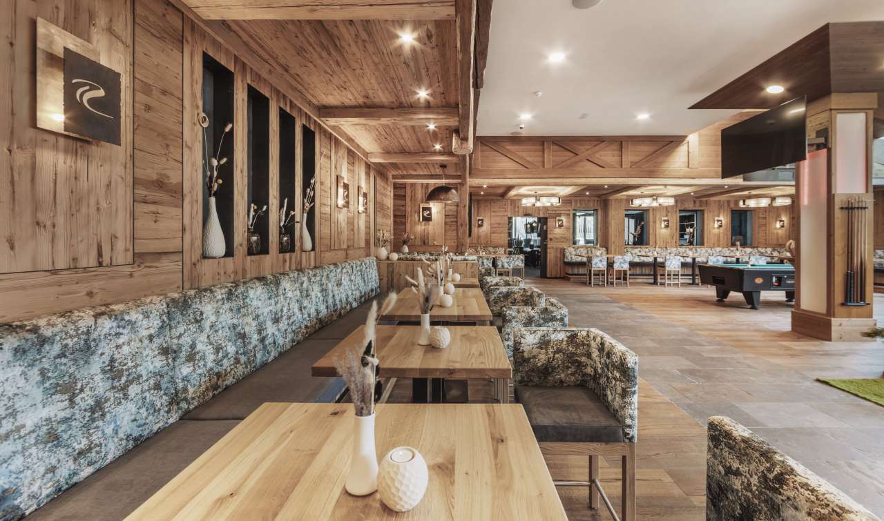SKI | GOLF | WELLNESS Hotel Riml in Obergurgl-Hochgurgl – Gemütlicher Restaurantbereich mit Holzdekor | Wellnesshotel Tirol