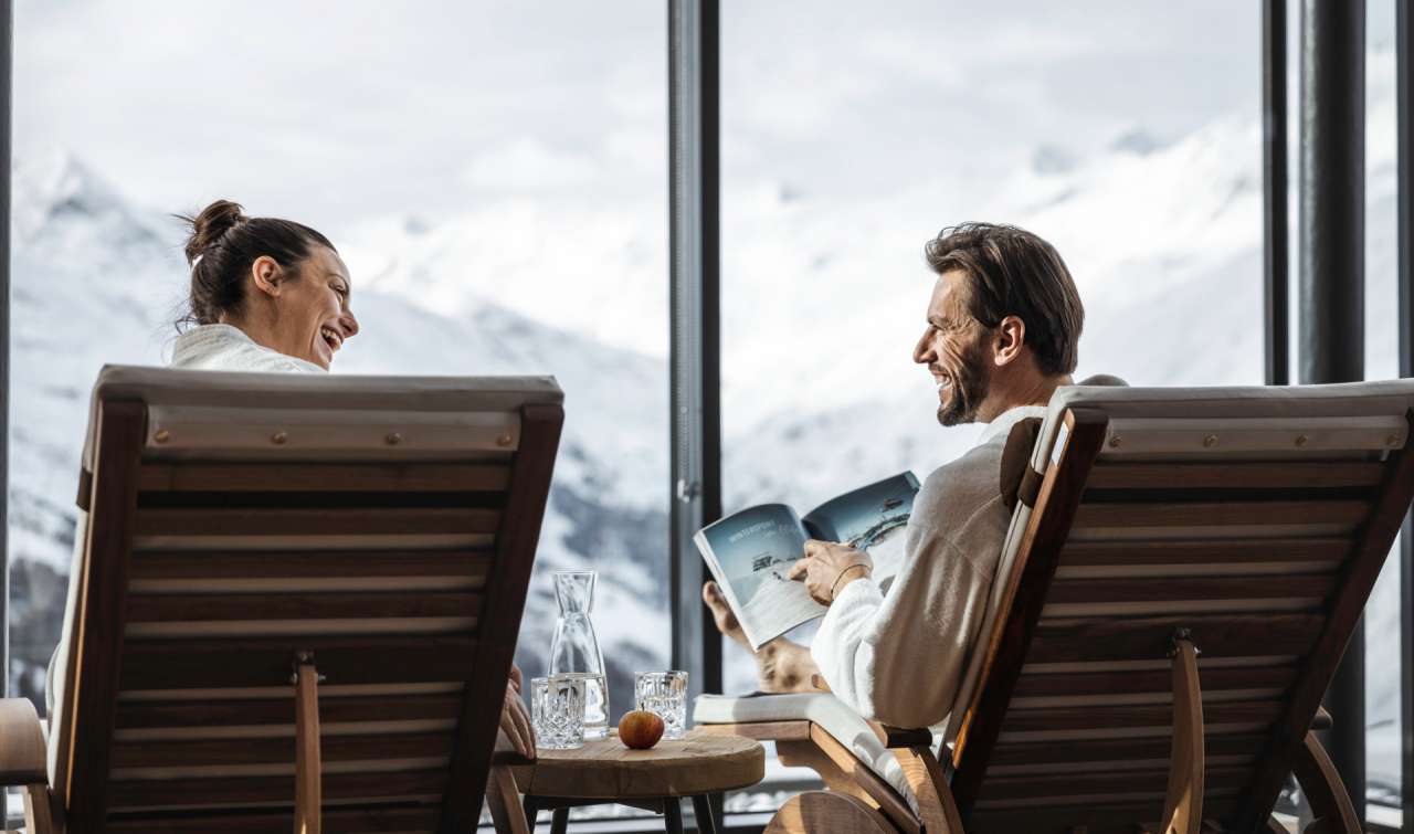 SKI | GOLF | WELLNESS Hotel Riml in Obergurgl-Hochgurgl – Paar entspannt im Bademantel mit Bergblick | Wellnesshotel Tirol