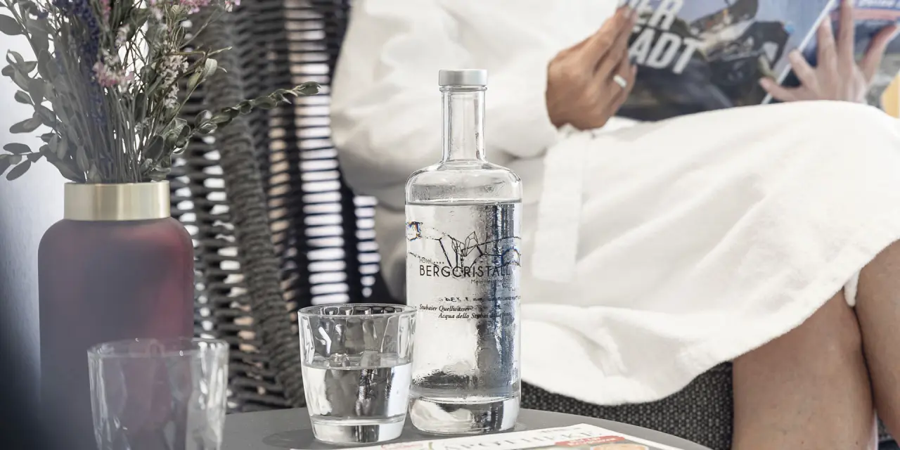 Gast im Bademantel entspannt mit Stubaier Quellwasser des Aktiv- & Vitalhotel Bergcristall