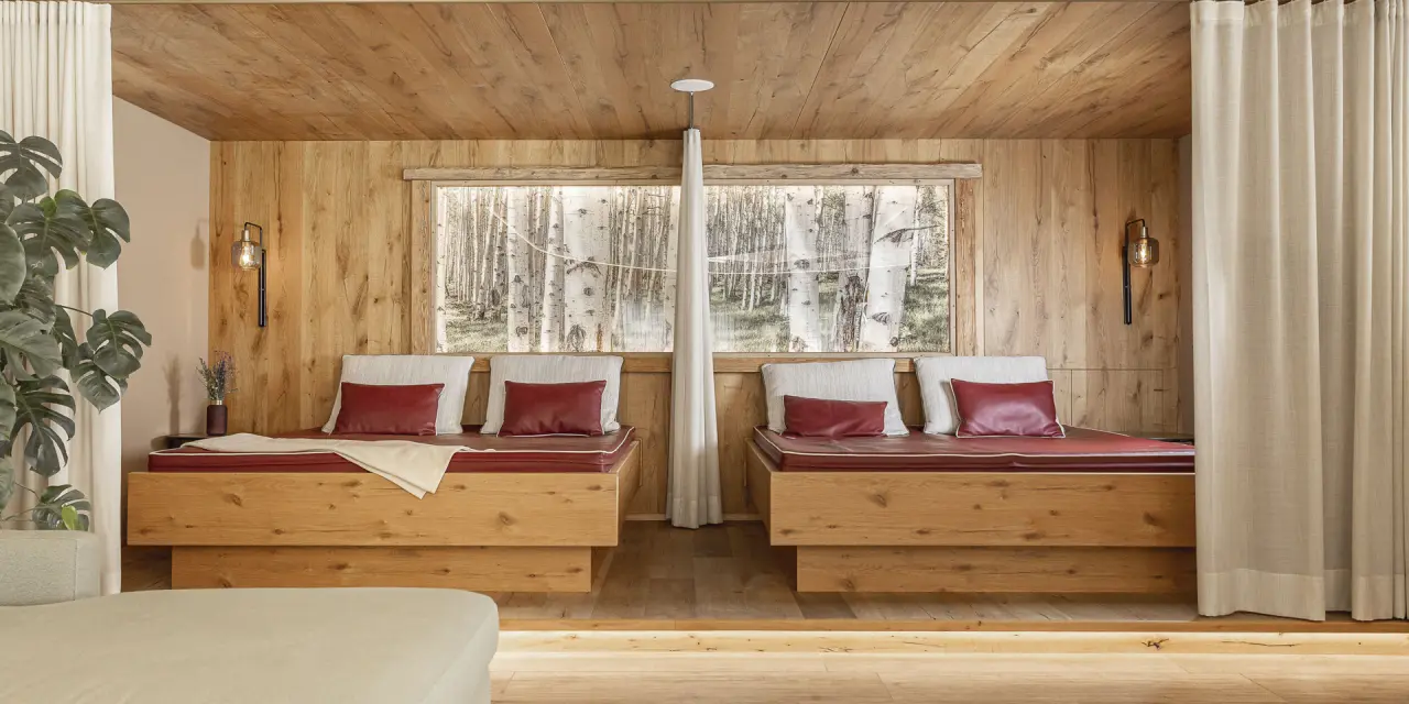 Gemütlicher Ruheraum mit Holzvertäfelung und Blick auf Birkenwald im Spa des Aktiv- & Vitalhotel Bergcristall.