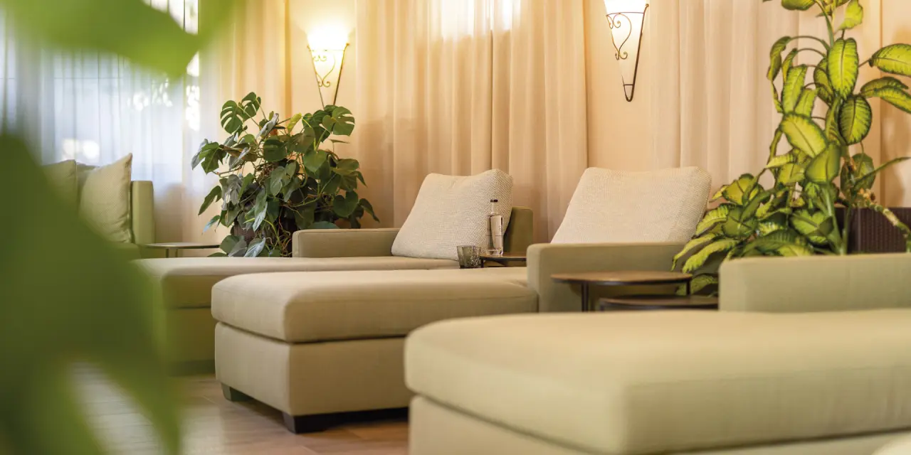 Gemütlicher Ruheraum mit bequemen Liegen und Pflanzen im Spa-Bereich des Aktiv- & Vitalhotel Bergcristall.