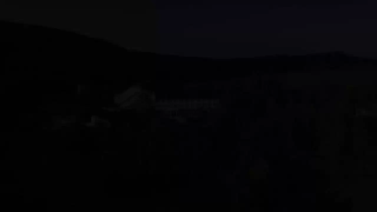 Sehr dunkle Aussenansicht des Hotel Wutzschleife bei Nacht, kaum Details erkennbar.