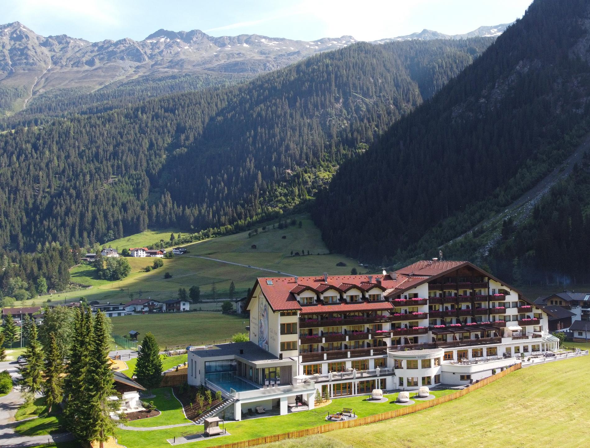 Hotel Weisseespitze in Kaunertal – Luftaufnahme des Hotels im Kaunertal mit Bergen | Wellnesshotel Tirol