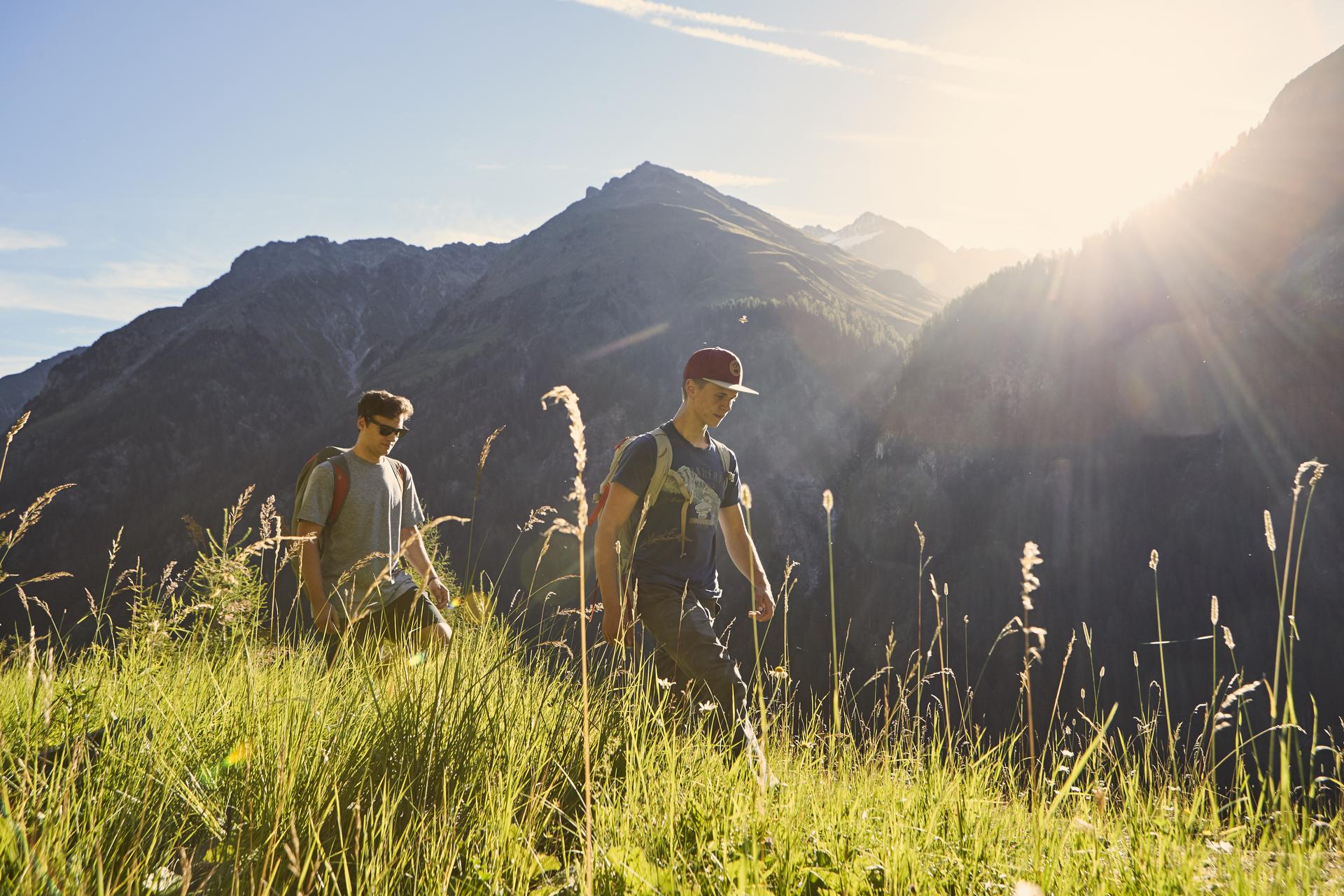 Hotel Weisseespitze in Kaunertal – Wanderer in alpiner Berglandschaft | Wellnesshotel Tirol