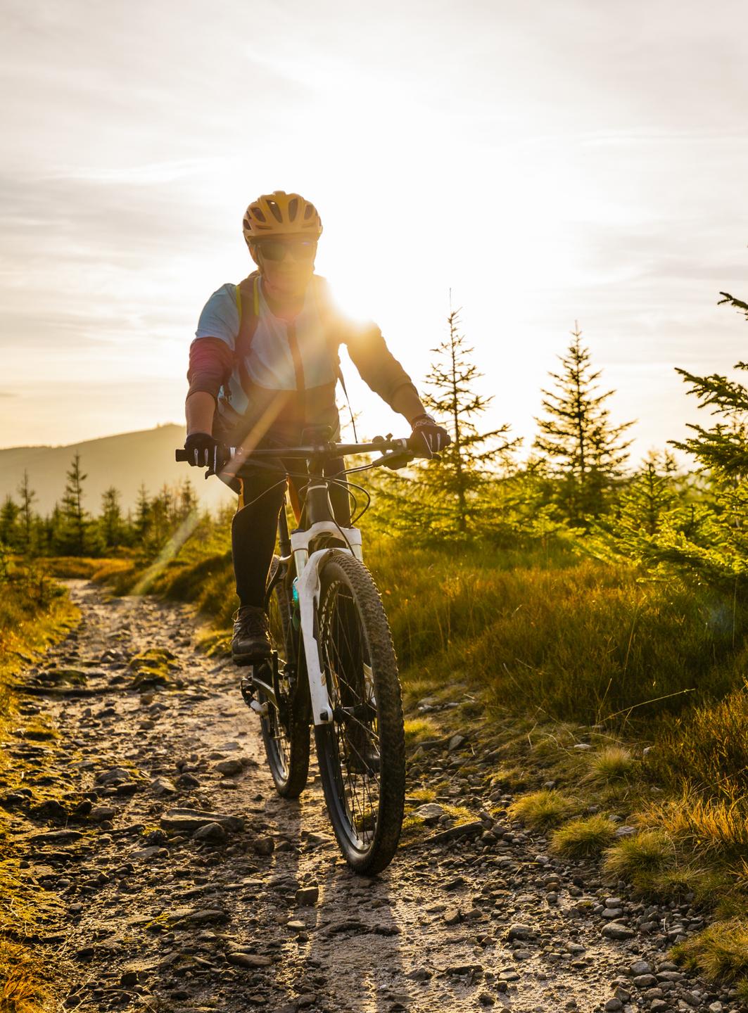 Hotel Weisseespitze in Kaunertal – Mountainbiker auf einem Trail in den Bergen | Wellnesshotel Tirol