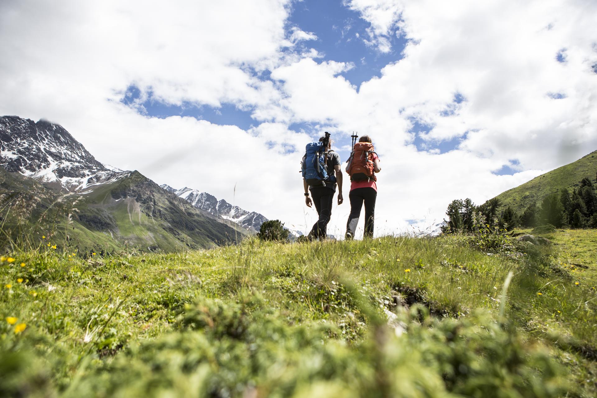 Hotel Weisseespitze in Kaunertal – Wanderer genießen das Bergpanorama im Kaunertal | Wellnesshotel Tirol