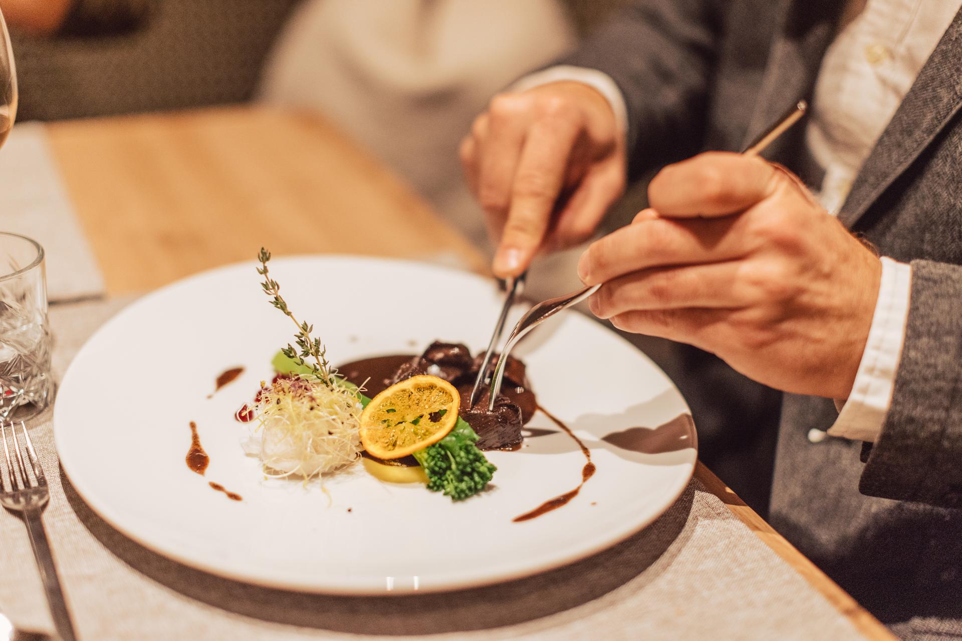 Hotel Weisseespitze in Kaunertal – Nahaufnahme eines Gourmetgerichts im Hotelrestaurant | Wellnesshotel Tirol