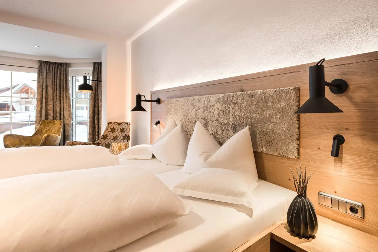 Gemütliches Doppelzimmer mit Holzelementen und Sitzbereich im Hotel Berwanger Hof.