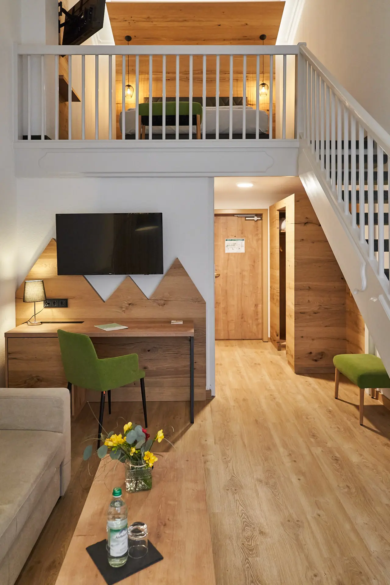 Gemütliche Maisonette-Suite im Riessersee Hotel mit Schlafbereich auf der Galerie und modernem Wohnbereich.