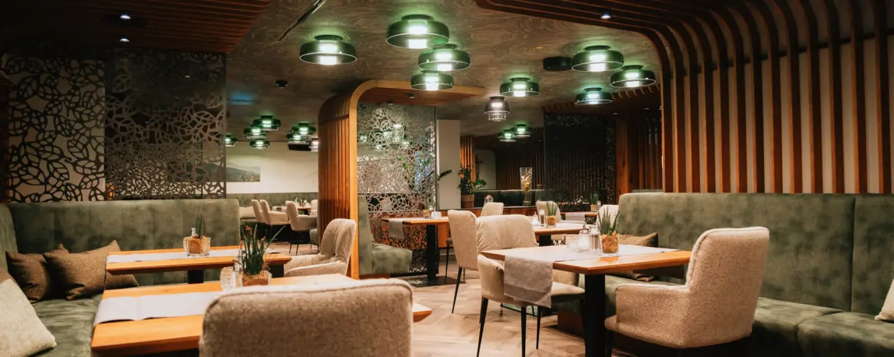 Modernes Restaurant im Wellnesshotel Riedlberg mit gemütlichen Sitzbereichen und stilvoller Beleuchtung.