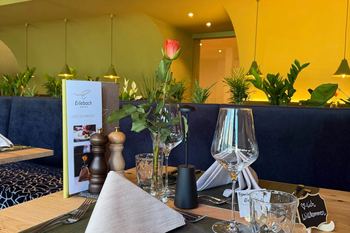 Hotel Erlebach in Riezlern – Liebevoll gedeckter Tisch im Restaurant | Wellnesshotel Vorarlberg