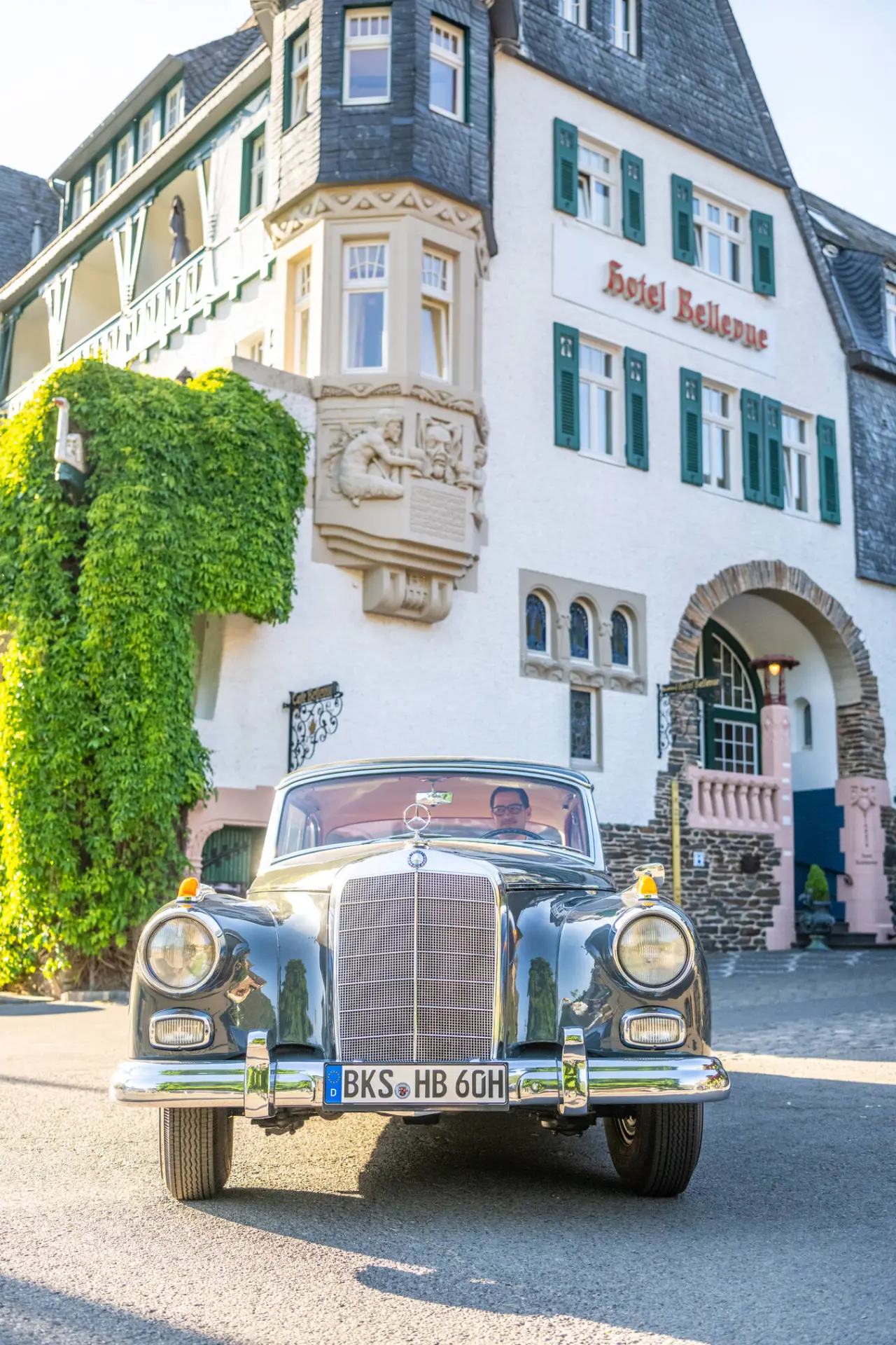Historische Fassade des Romantik Jugendstilhotel Bellevue mit elegantem Mercedes Oldtimer vor dem Eingang.