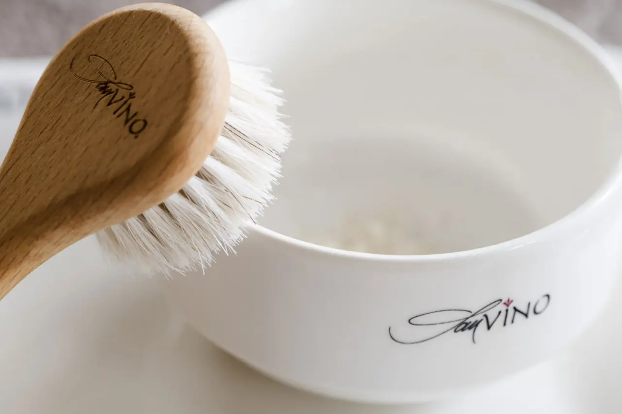 Holzbürste und Schale mit 'SanVINO' Logo für Wellness-Anwendungen im Seehotel Niedernberg.
