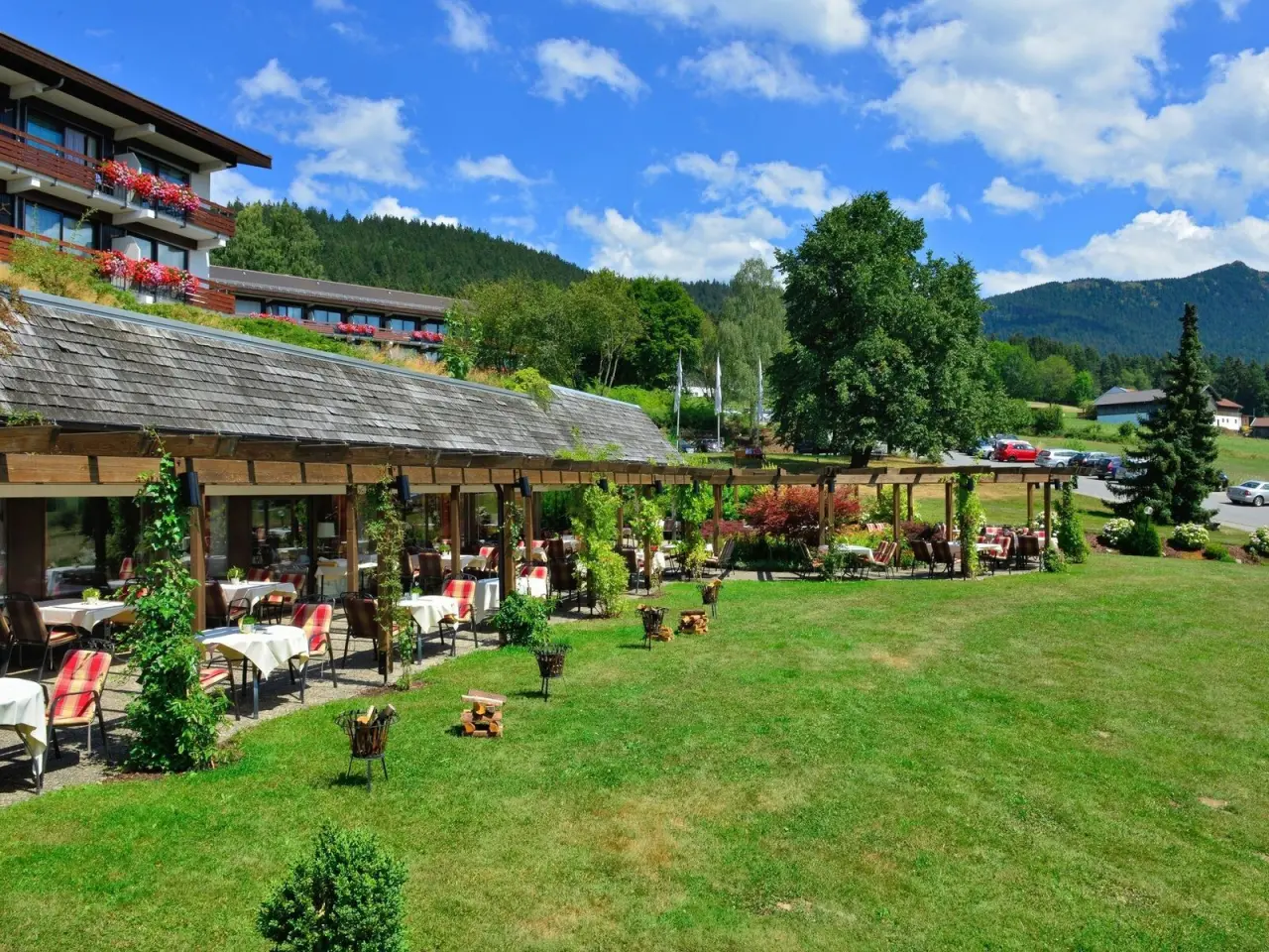Hotel Sonnenhof in Lam – Sonnige Hotelterrasse mit Blick ins Grüne und auf die Berge | Wellnesshotel Bayerischer Wald