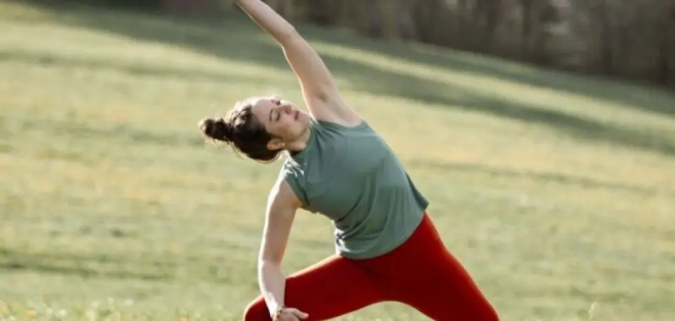 Hotel Sonnenhof in Lam – Entspannende Yoga-Einheit auf der grünen Hotelwiese | Wellnesshotel Bayerischer Wald