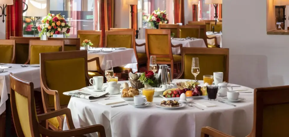 Hotel Sonnenhof in Bodenmais – Gedeckter Frühstückstisch im Restaurant | Wellnesshotel Bayerischer Wald
