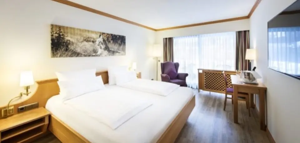 Hotel Sonnenhof in Lam – Modernes Doppelzimmer mit hellen Holzmoebeln | Wellnesshotel Bayerischer Wald