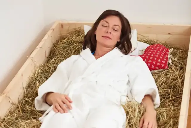 Entspannende Heubad-Anwendung im Spa-Bereich des Vitalhotel Sonneck.