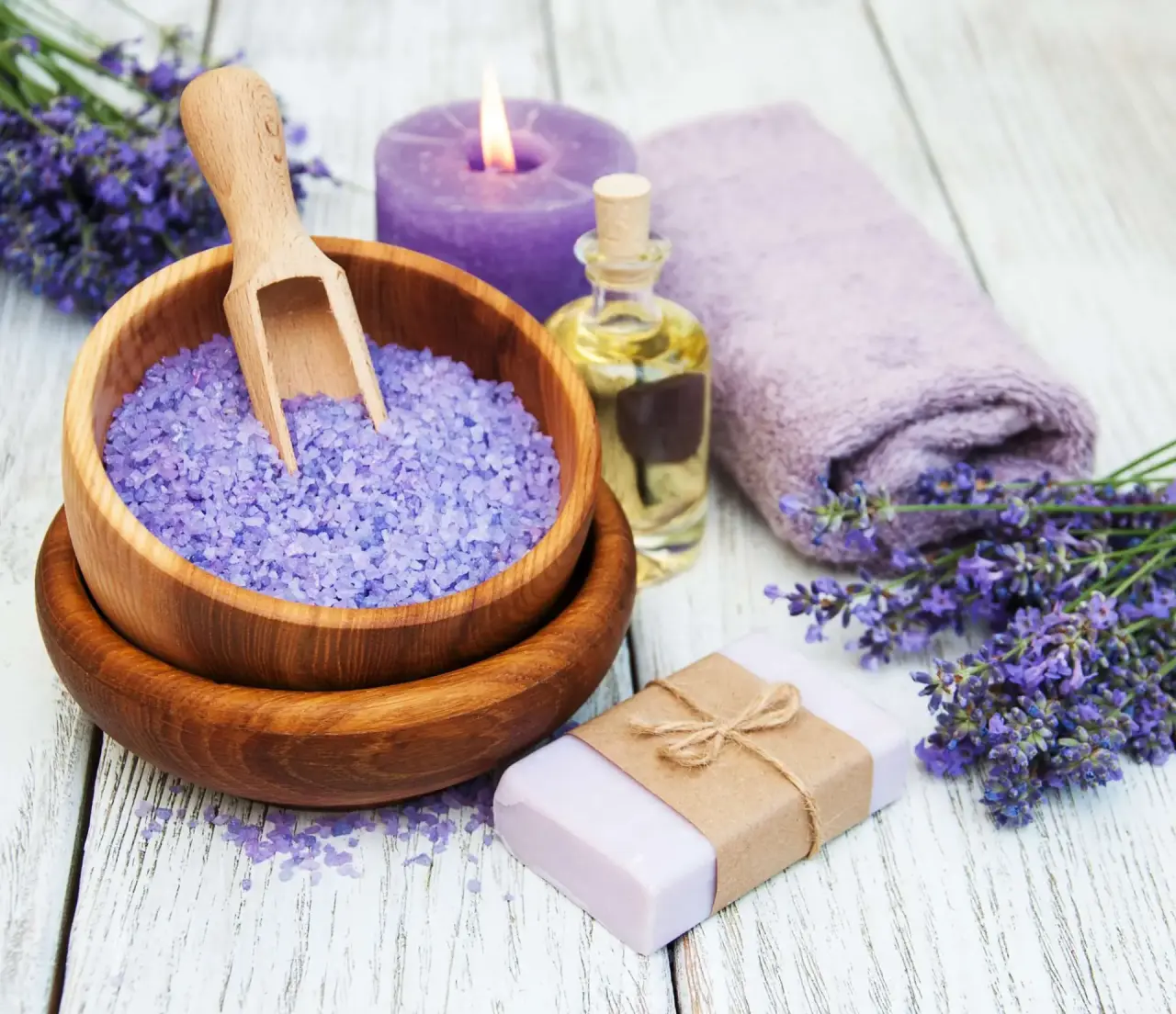 Lavendel-Badesalz, Seife und ätherisches Öl für entspannende Spa-Momente im Seehotel am Neuklostersee.