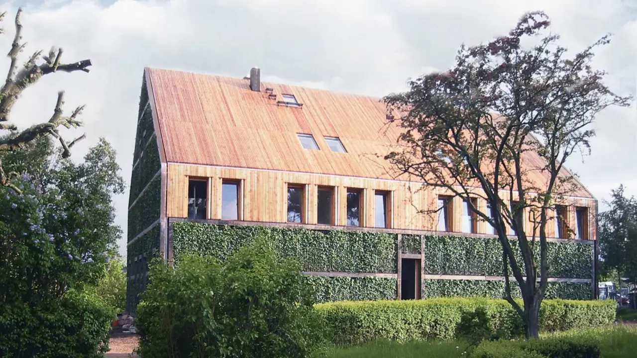 Modernes Hotelgebäude mit begrünten Fassaden und Holzverkleidung des Seehotel am Neuklostersee.