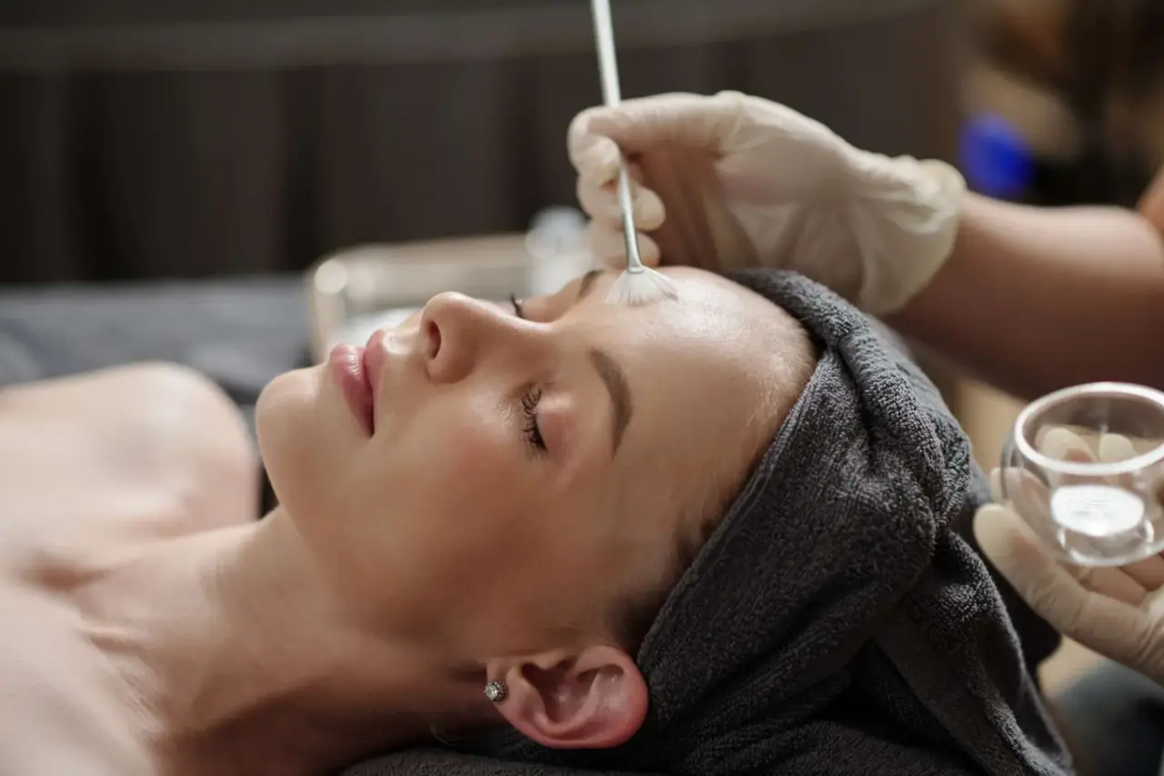 Entspannende Gesichtsbehandlung im Spa des Seehotel am Neuklostersee. Professionelle Pflege für Wellness und Erholung.