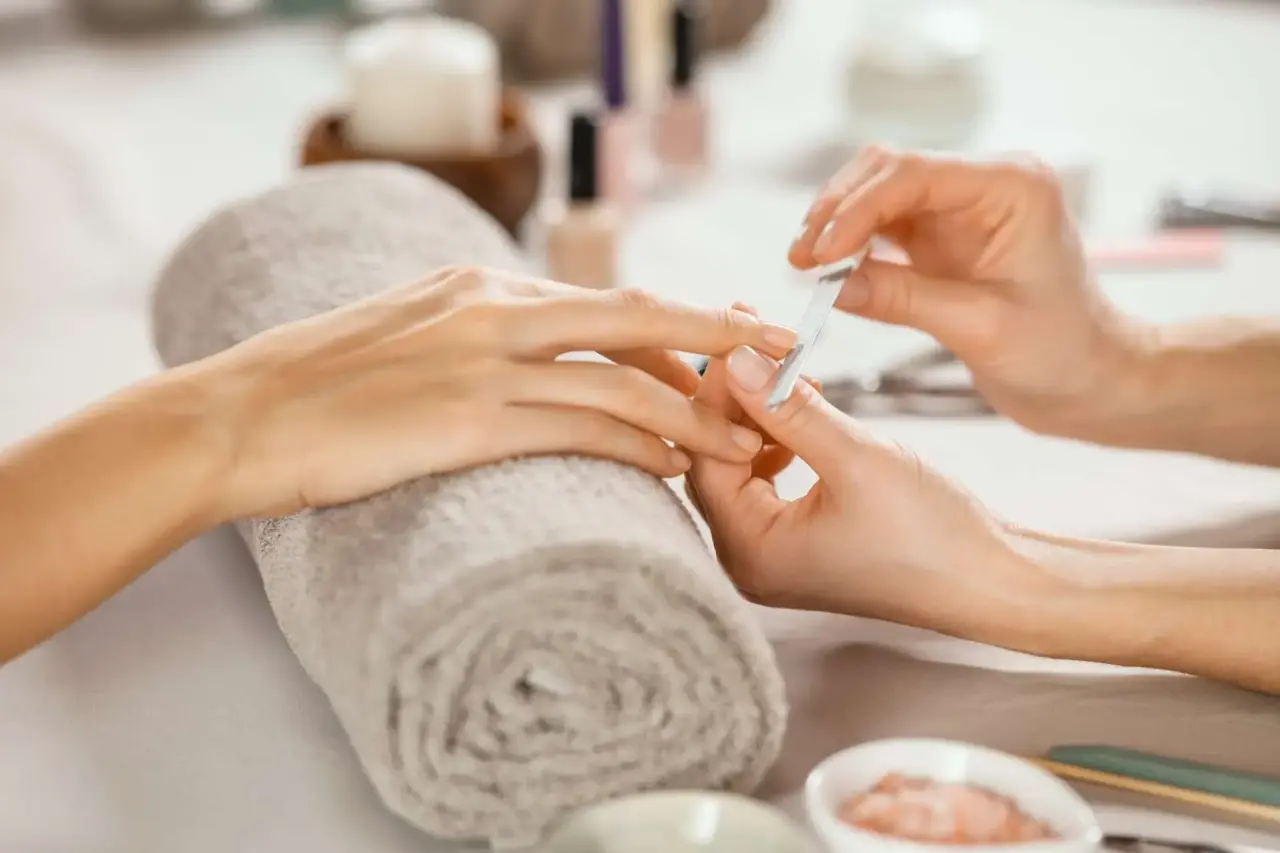 Professionelle Maniküre im Spa-Bereich des Seehotel am Neuklostersee. Entspannende Nagelpflege für Gäste.