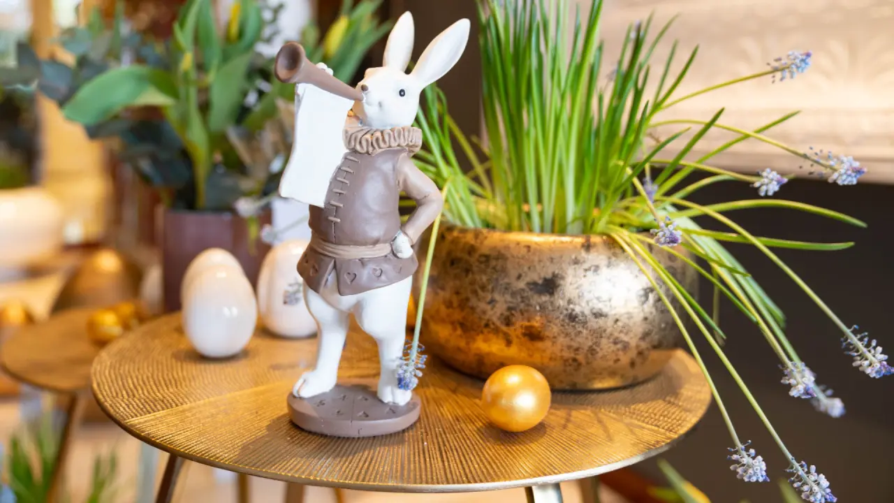 Osterdekoration mit Hasenfigur, goldenen Eiern und Traubenhyazinthen im Hotel & Spa Der Steirerhof Bad Waltersdorf.