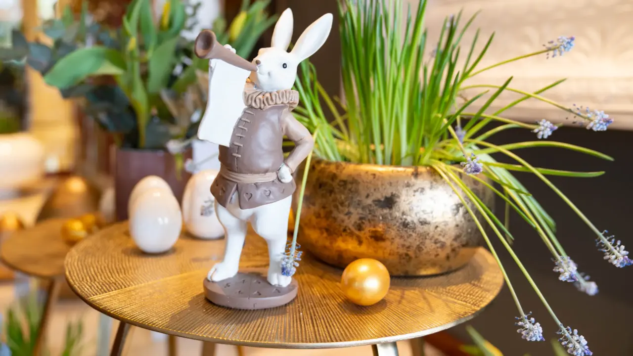 Osterdekoration mit Hasenfigur, goldenen Eiern und Frühlingsblumen im Hotel & Spa Der Steirerhof Bad Waltersdorf.