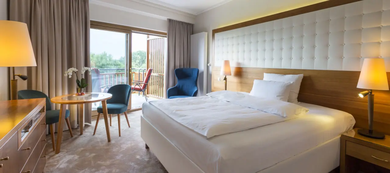 Komfortables Doppelzimmer mit Balkon und Sitzbereich im Hotel & Spa Der Steirerhof Bad Waltersdorf.