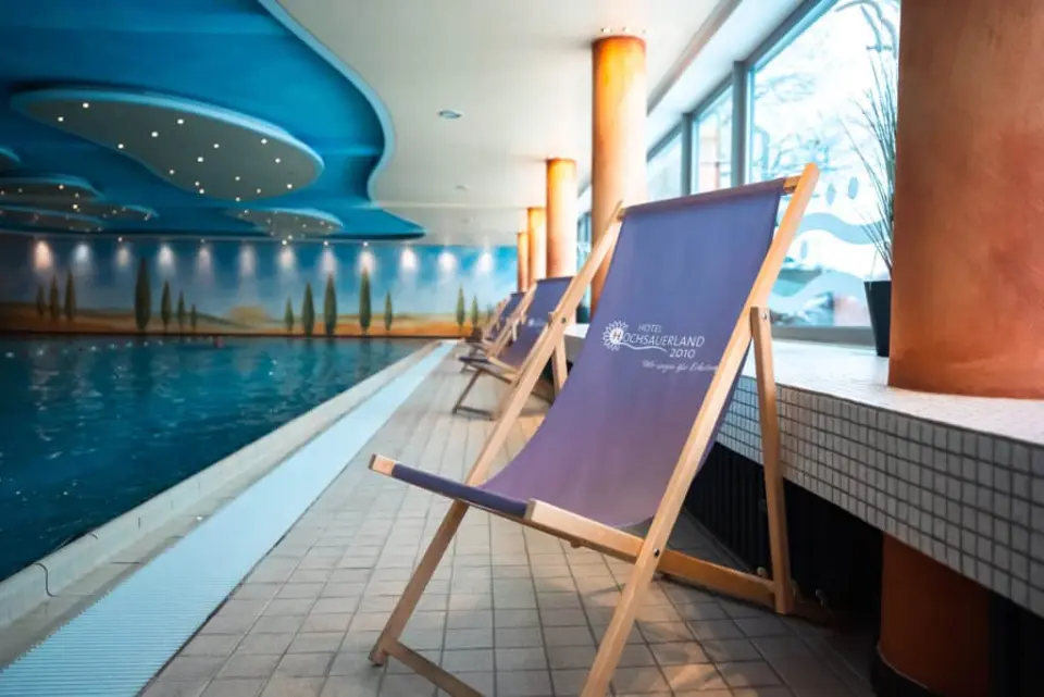 Grosszügiger Innenpool im Kurhotel Hochsauerland 2010 mit Liegestühlen, blauer Decke und entspannendem Ambiente.