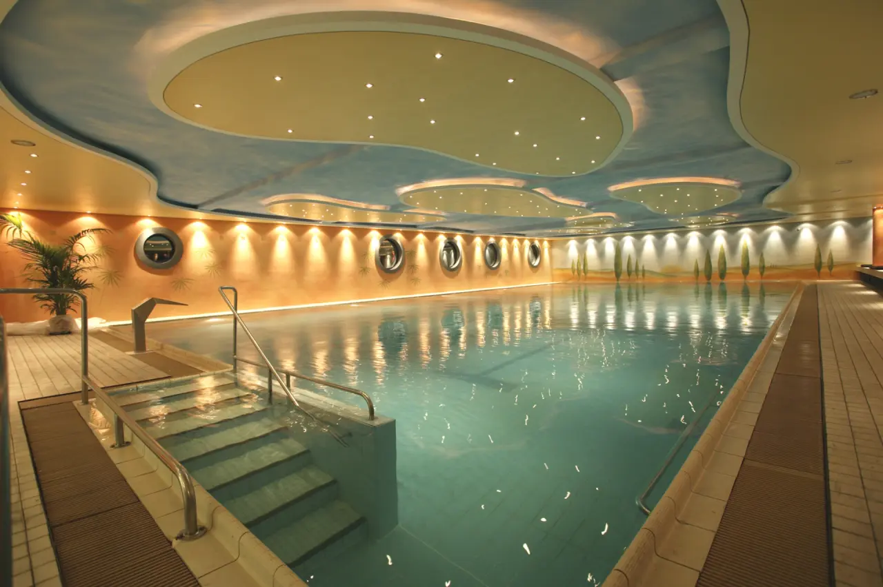 Innenpool mit stimmungsvoller Beleuchtung und Wandgestaltung im Kurhotel Hochsauerland 2010.