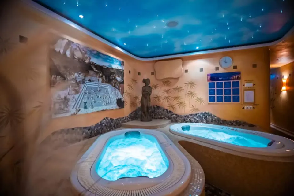 Entspannende Whirlpools mit Sternenhimmel-Decke im einzigartigen Spa-Bereich des Kurhotel Hochsauerland 2010.