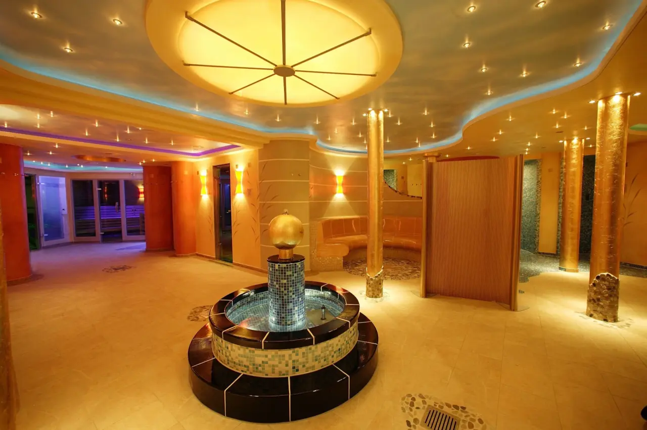 Einladender Spa-Loungebereich mit dekorativem Brunnen und indirekter Beleuchtung im Kurhotel Hochsauerland 2010.