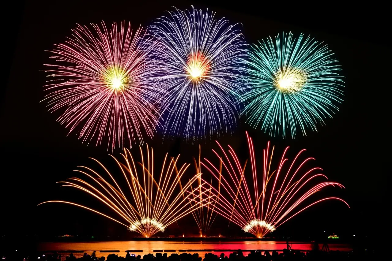 Spektakuläres Feuerwerk über dem See bei Nacht, ein besonderes Erlebnis nahe dem Seehotel Am Kaiserstrand.