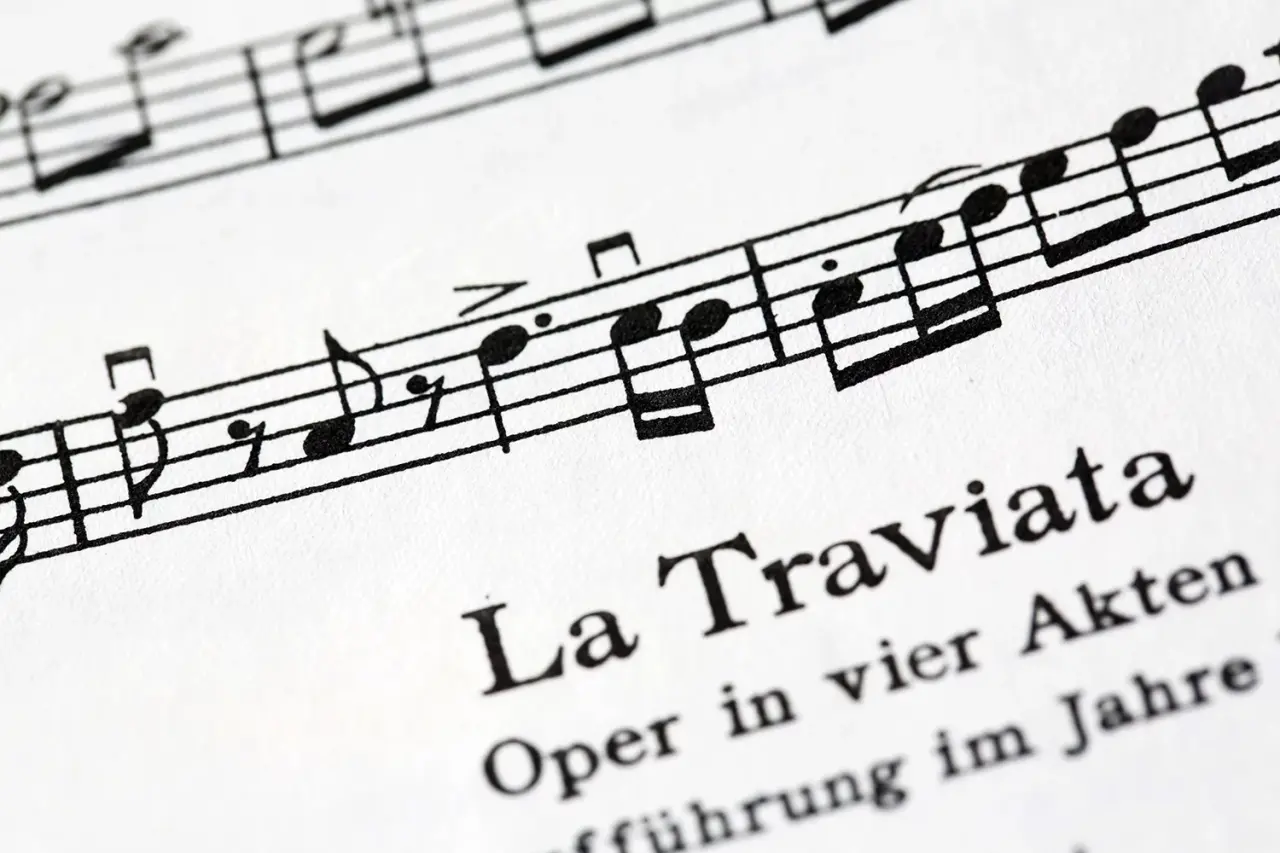 Nahaufnahme eines Notenblatts mit dem Titel 'La Traviata' und musikalischen Noten.