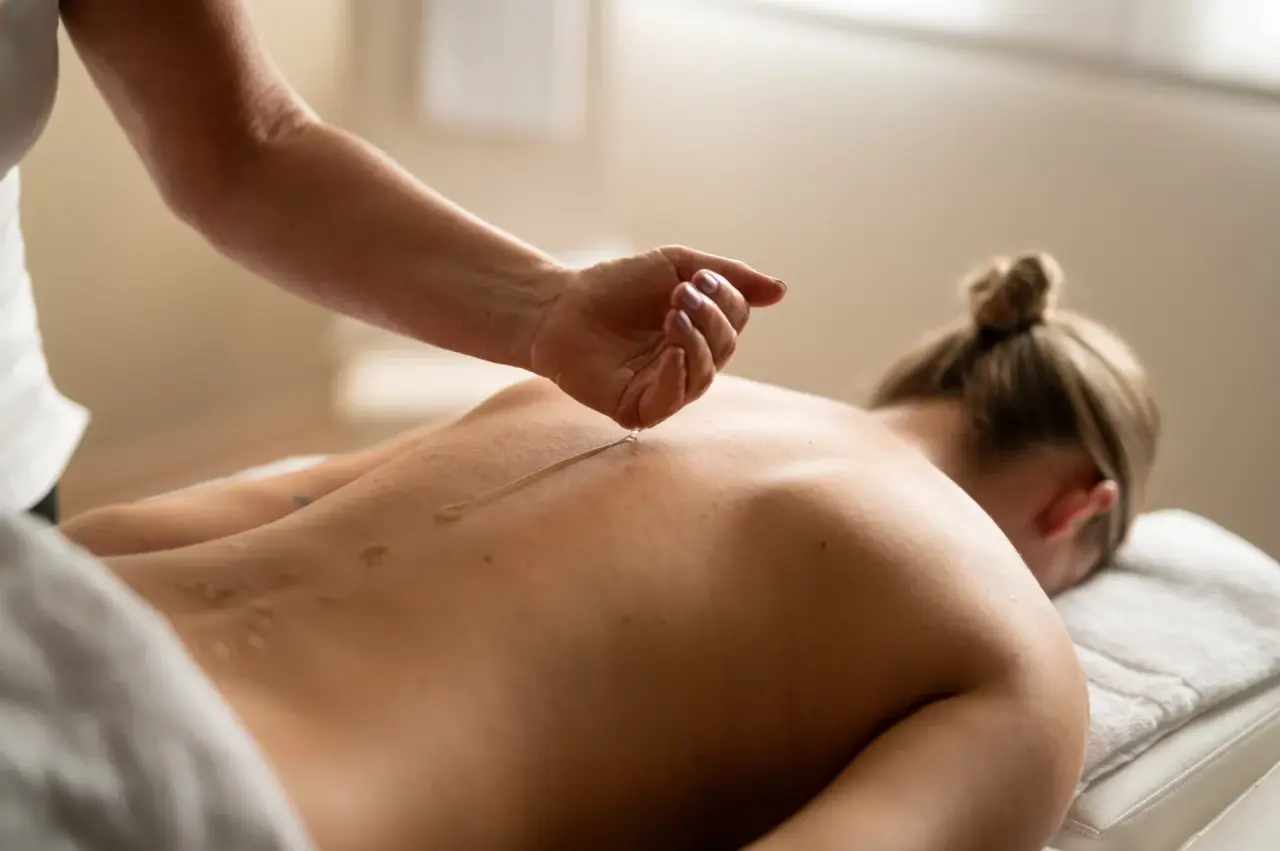 Entspannende Ölmassage im Spa-Bereich des Seehotel Am Kaiserstrand. Wellness-Behandlung für tiefe Erholung.
