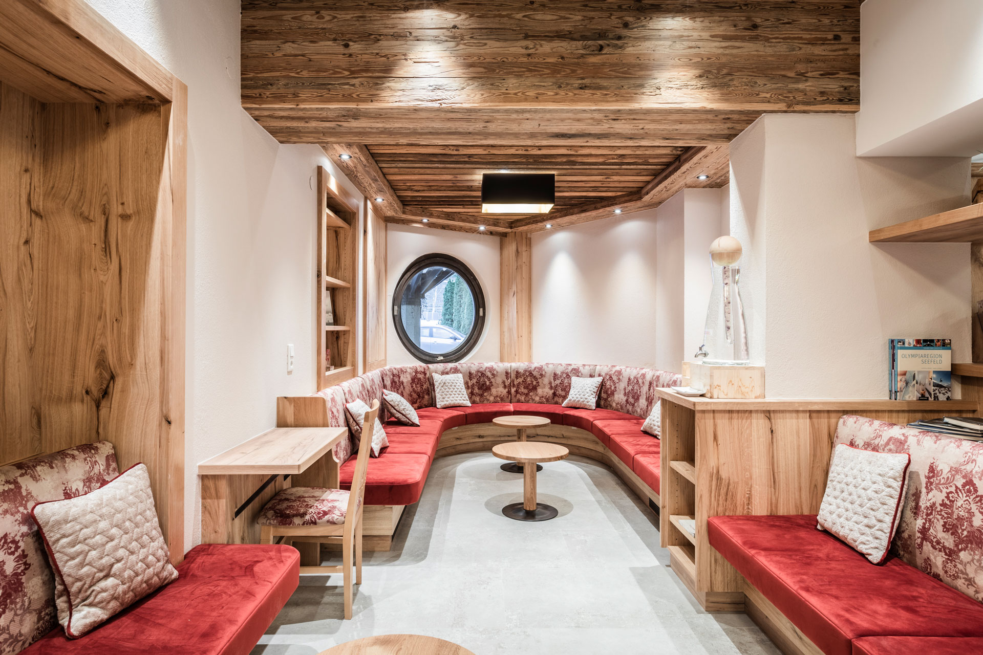 Bergresort Seefeld in Seefeld – Rezeptionsbereich mit Informationsmaterial und Holzeinrichtung | Wellnesshotel Tirol