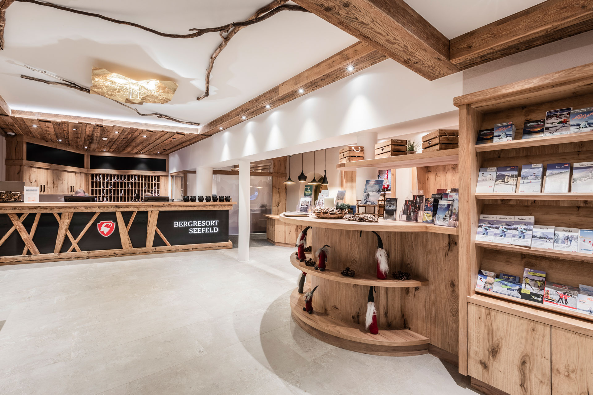 Bergresort Seefeld in Seefeld – Detailansicht der gemütlichen Lounge mit roten Polstern | Wellnesshotel Tirol