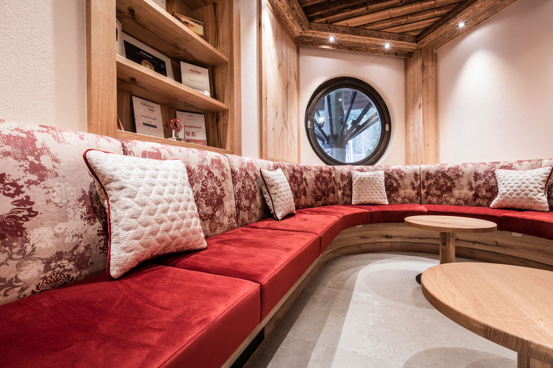 Bergresort Seefeld in Seefeld – Empfangsbereich mit Rezeption und traditionellen Holzelementen | Wellnesshotel Tirol