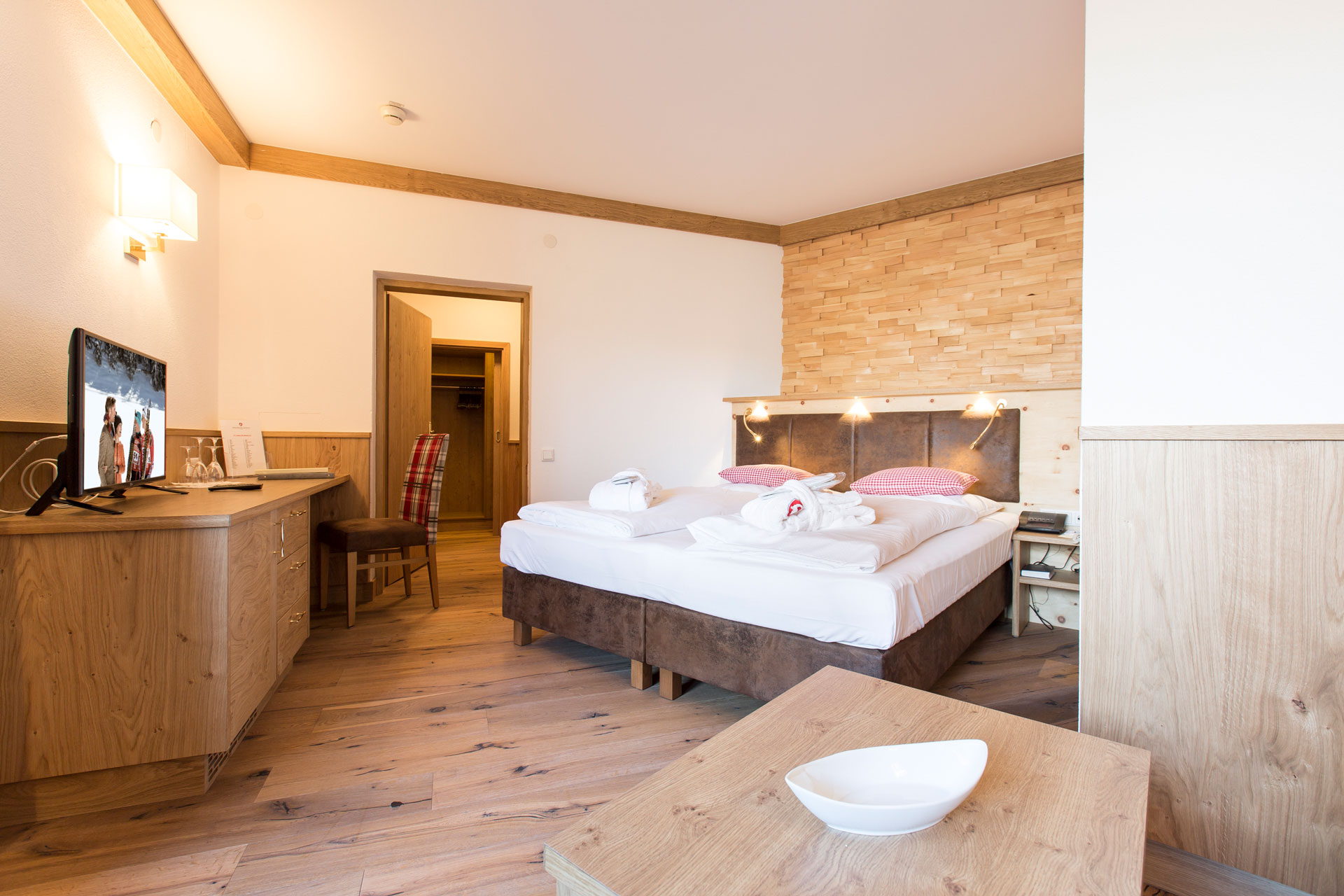 Bergresort Seefeld in Seefeld – Gemütliches Doppelzimmer mit Holzelementen und Bademänteln | Wellnesshotel Tirol