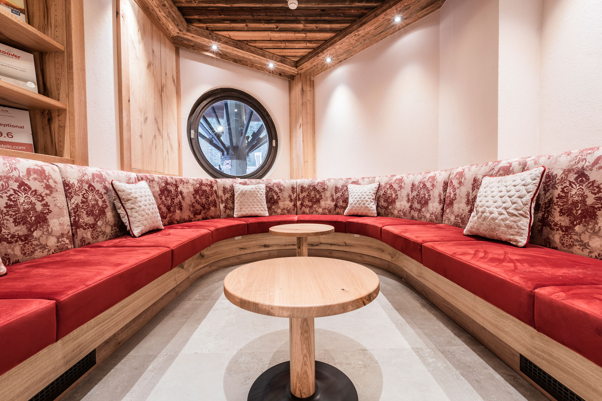 Bergresort Seefeld in Seefeld – Gemütliches Doppelzimmer mit Holzelementen und Bademänteln | Wellnesshotel Tirol