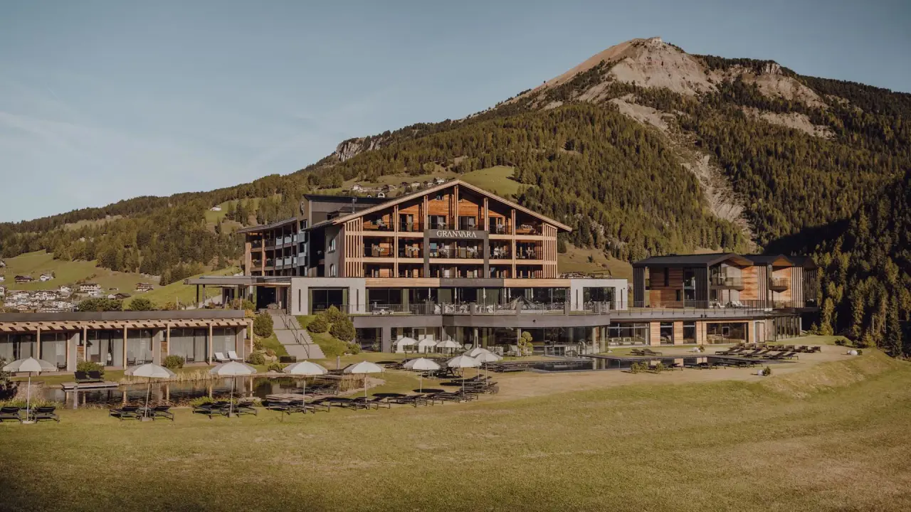 GRANVARA® Relais & SPA Hotel in Wolkenstein – Außenansicht mit Garten und Bergpanorama | Wellnesshotel Südtirol