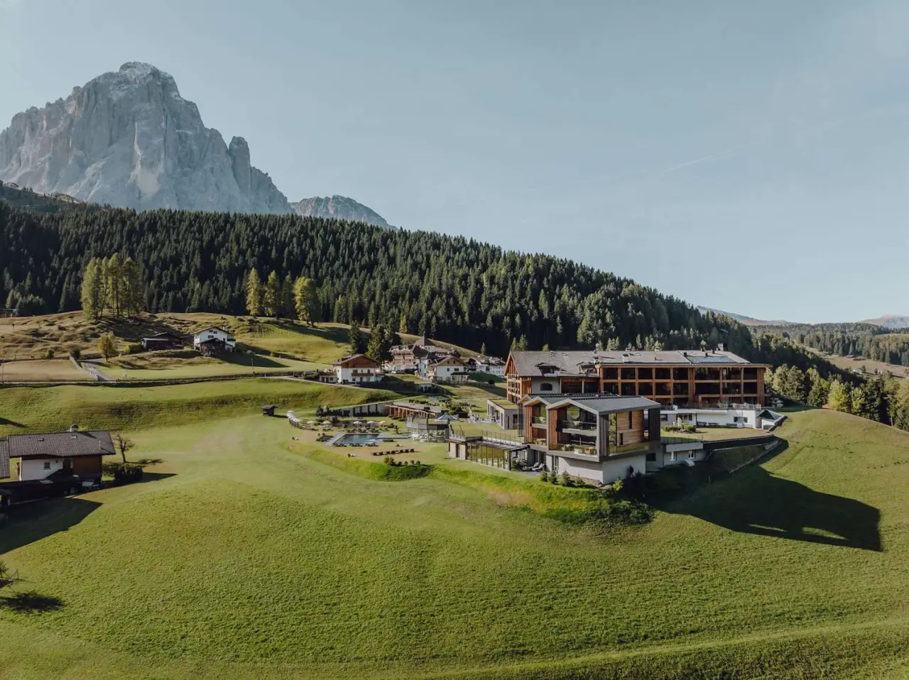 GRANVARA® Relais & SPA Hotel in Wolkenstein – Panorama-Außenansicht mit Bergkulisse | Wellnesshotel Gröden