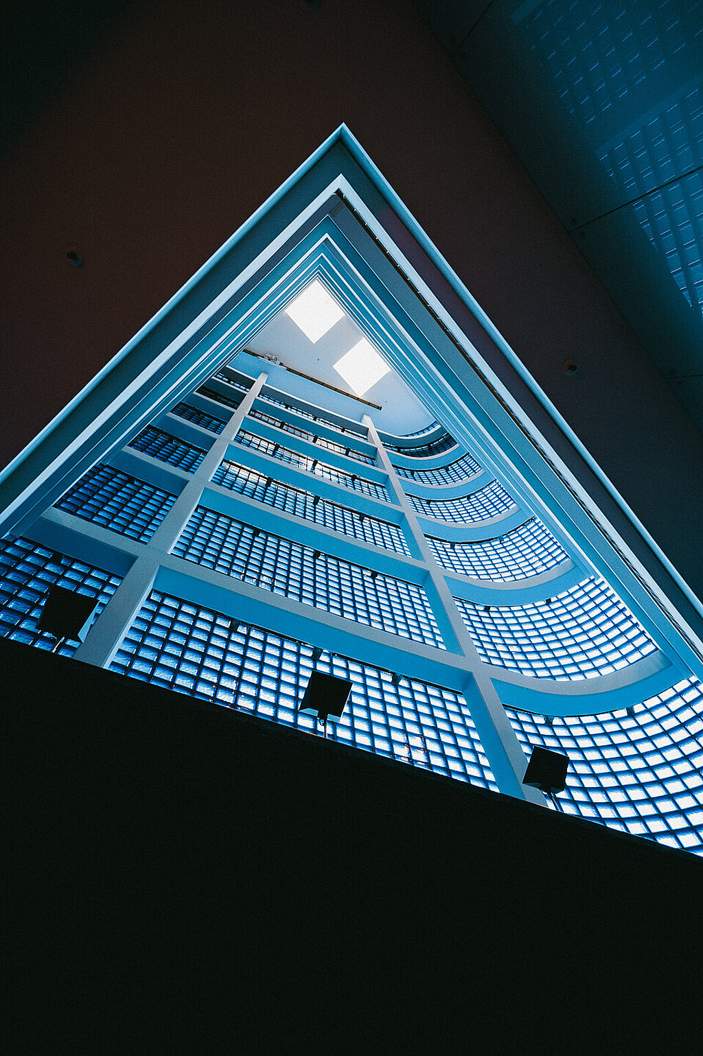 Lindner Hotel Oberstaufen Parkhotel in Oberstaufen – Modernes Atrium mit blauer Beleuchtung | Wellnesshotel Allgäu