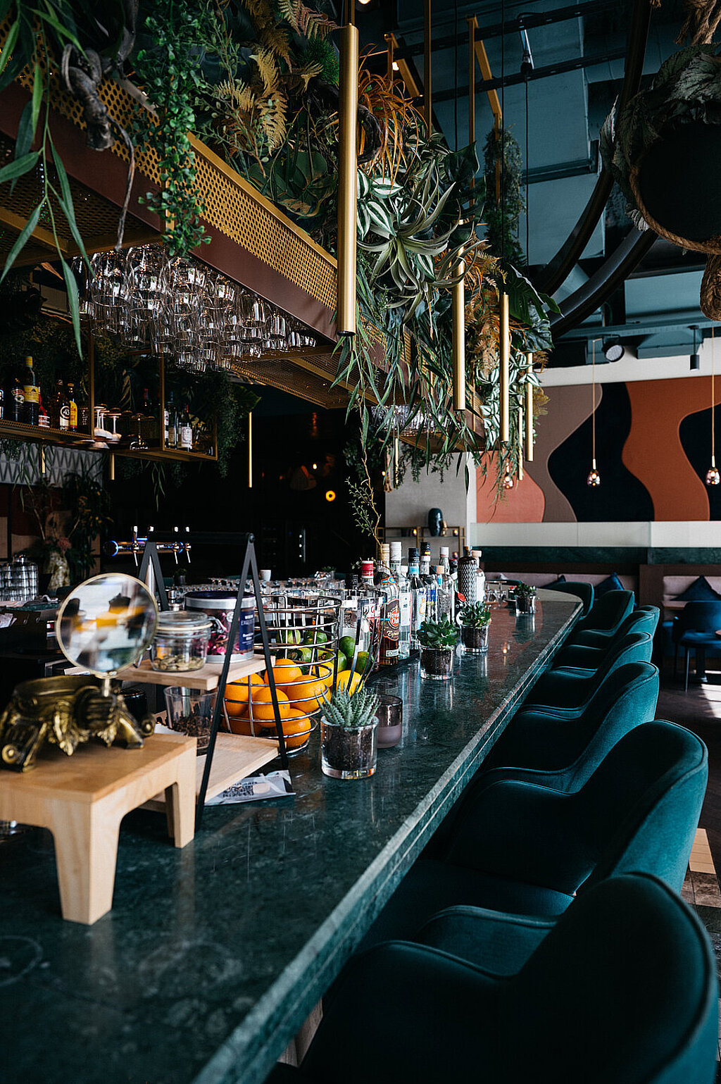 Lindner Hotel Oberstaufen Parkhotel in Oberstaufen – Stilvolle Hotelbar mit grünen Pflanzen und modernen Hockern | Wellnesshotel Allgäu