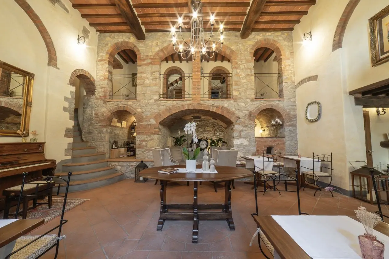 L'Ultimo Mulino Wellness Country Hotel in Gaiole in Chianti – Rustikale Lobby mit Steinbögen | Wellnesshotel Toskana