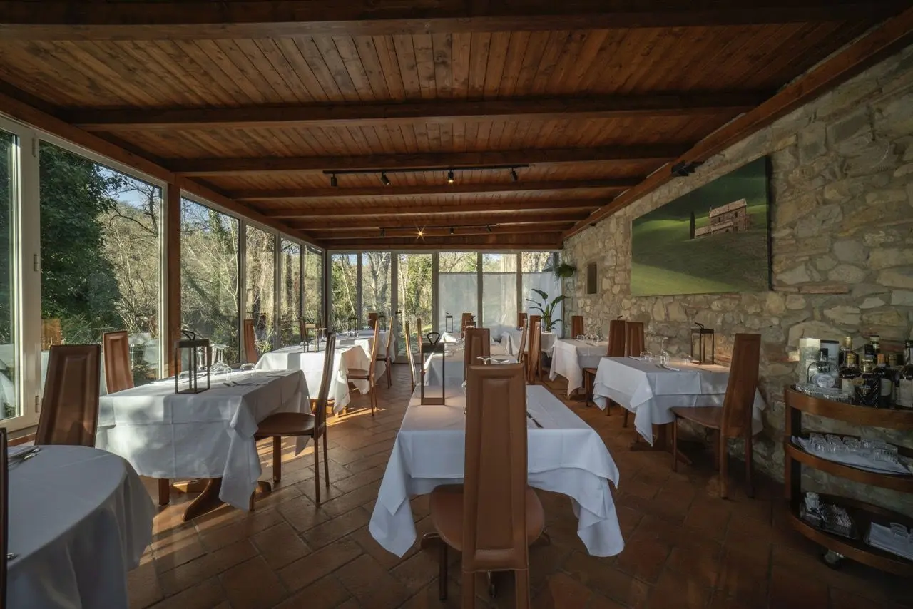 L'Ultimo Mulino Wellness Country Hotel in Fiume Veneto – Restaurant mit Steinfassade und Glasfront | Wellnesshotel Friaul